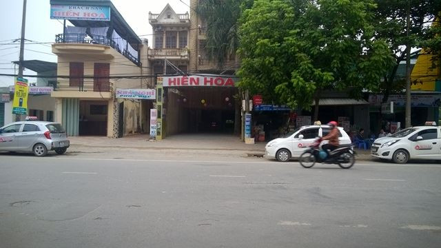 Cô gái mặc đồ cưới tự tử cùng bạn trai: “Chú rể” đã có vợ và con 7 tuổi! ảnh 2 Khách sạn nơi cặp đôi tự tử cùng nhau. Ảnh: Ngọc Hưng