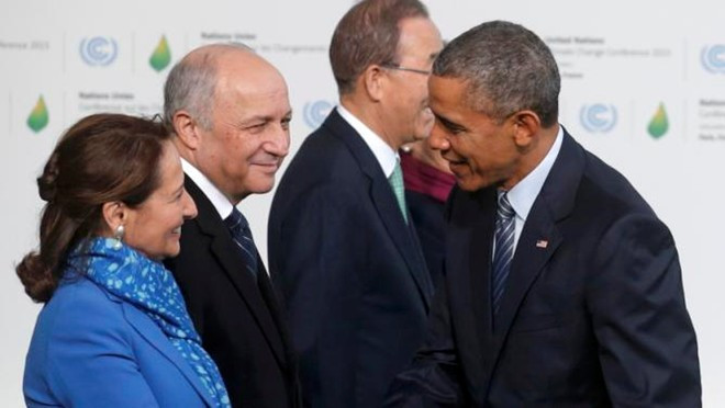 Bà Segolene Royal, Bộ trưởng Sinh thái Pháp, chào đón Tổng thống Mỹ Barack Obama và Tổng thư ký Liên Hợp Quốc Ban Ki Moon tại Trung tâm Hội nghị ở Paris hôm 30/11. Ảnh: Reuters Bà Segolene Royal, Bộ trưởng Sinh thái Pháp