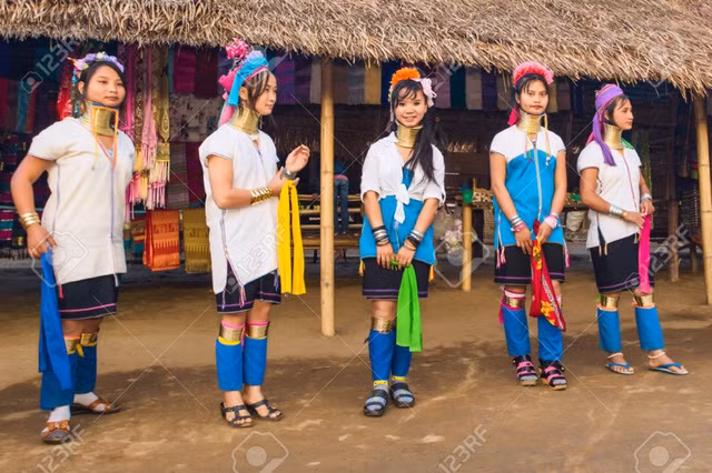 Thiếu nữ làng cổ dài