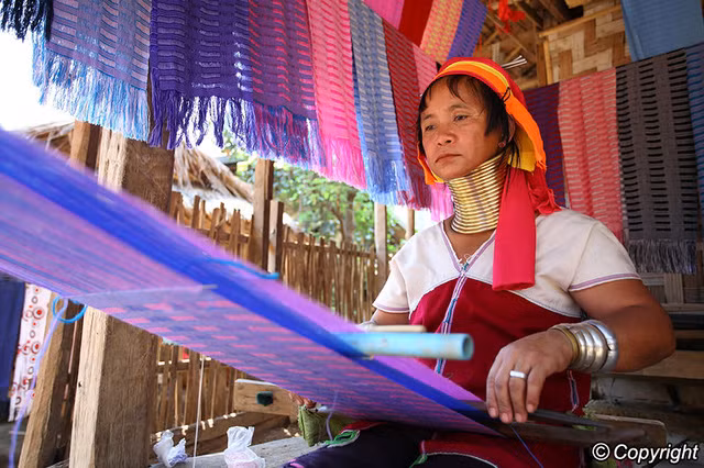 Phụ nữ người Karen dệt vải