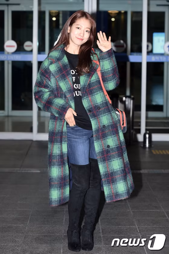 Diện boots cao cổ, Park Shin Hye bị lộ đùi to ảnh 9