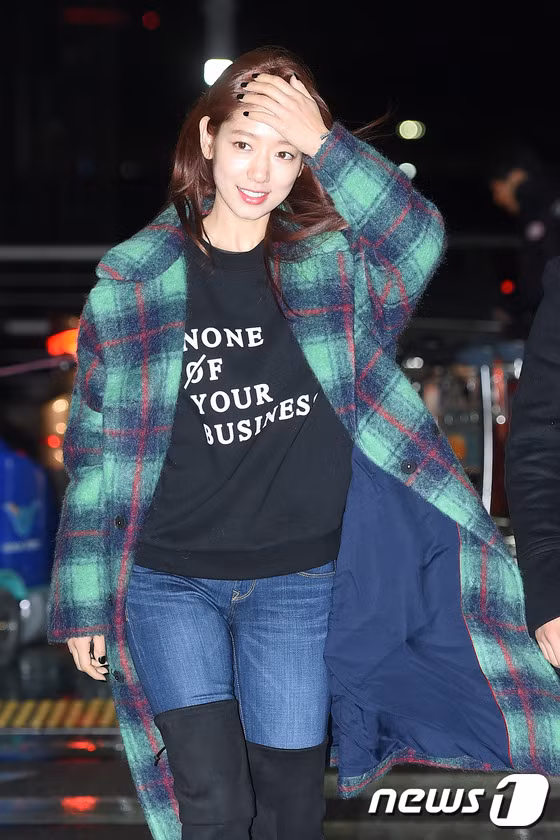 Diện boots cao cổ, Park Shin Hye bị lộ đùi to ảnh 8