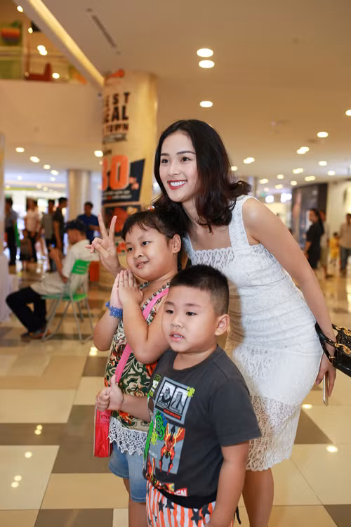 Lên đời sự nghiệp nhờ Cường Đô la, Hạ Vi xuất hiện tươi như hoa