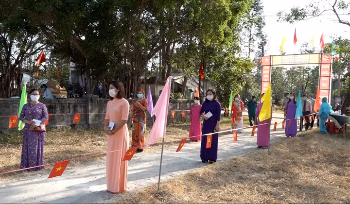 Mặc dù đang thực hiện giãn cách xã hội nhưng cử tri xã Lộc Tiến phấn khởi tham gia bầu cử ngay từ rất sớm.
