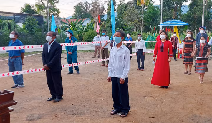 Chủ tịch UBND tỉnh Thừa Thiên Huế ông Phan Ngọc Thọ bỏ lá phiếu đầu tiên tại khu vực bỏ phiếu số 4, phường Trường An.