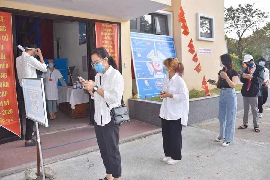 100% cử tri có khai báo y tế và thực hiện giãn cách khi đi bầu để đảm bảo an toàn trước dịch bệnh.