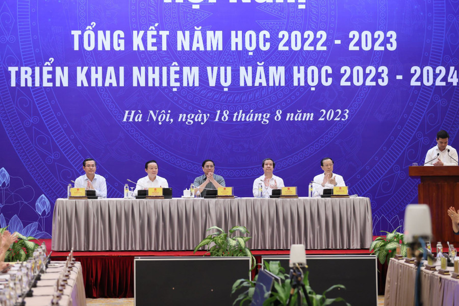 Thủ tướng Chính phủ Phạm Minh Chính; Phó Thủ tướng Chính phủ Trần Hồng Hà; Bộ trưởng Bộ GD&ĐT Nguyễn Kim Sơn, các Thứ trưởng: Nguyễn Văn Phúc, Phạm Ngọc Thưởng chủ trì Hội nghị.