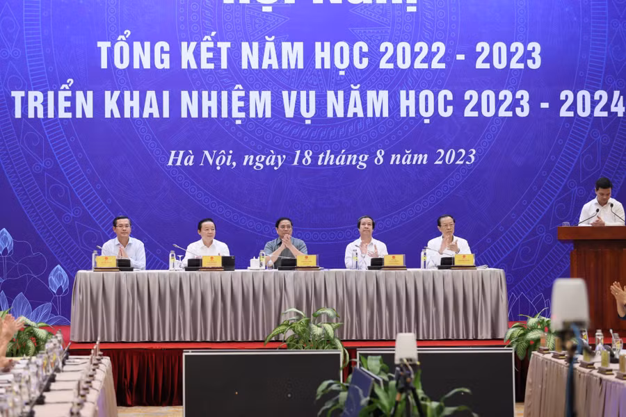 Thủ tướng Chính phủ Phạm Minh Chính; Phó Thủ tướng Chính phủ Trần Hồng Hà; Bộ trưởng Bộ GD&ĐT Nguyễn Kim Sơn, các Thứ trưởng: Nguyễn Văn Phúc, Phạm Ngọc Thưởng chủ trì Hội nghị.