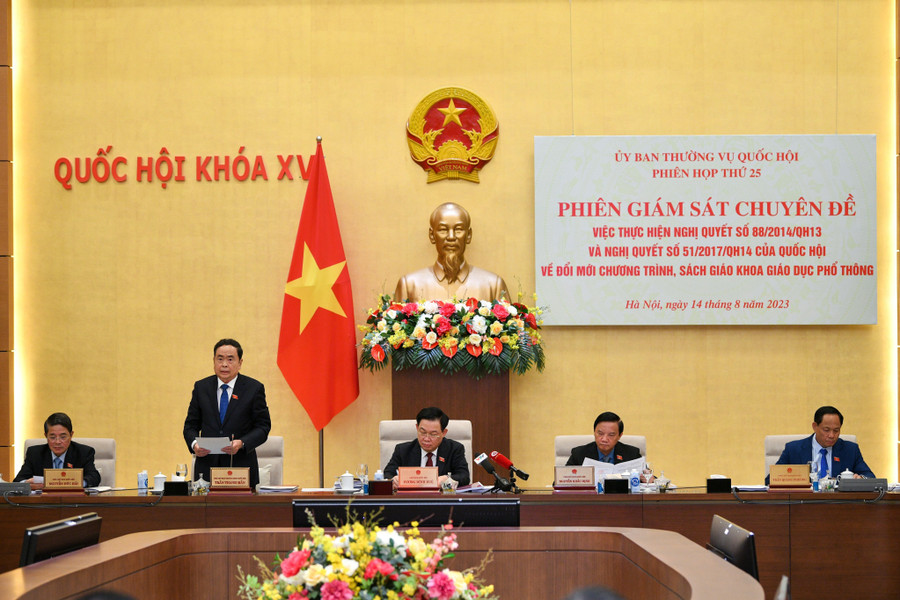 Đại biểu chủ trì phiên họp thứ 25 của Ủy ban thường vụ Quốc hội XV.