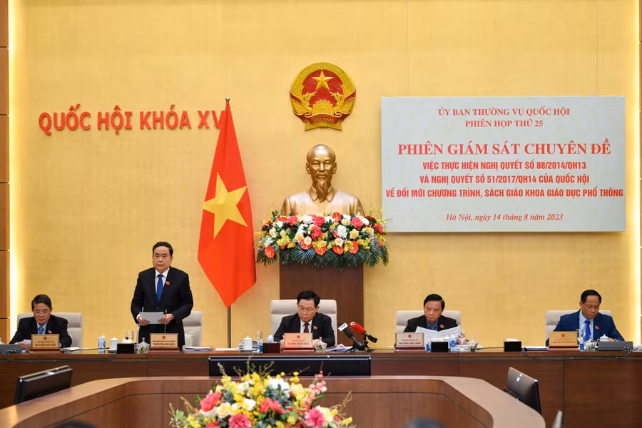 Đại biểu chủ trì phiên họp thứ 25 của Ủy ban thường vụ Quốc hội XV.