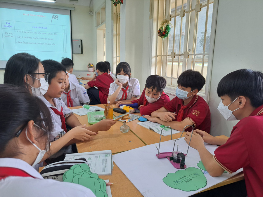 Học sinh Trường THCS Bế Văn Đàn (Đống Đa, Hà Nội) trong giờ học. Học sinh Trường THCS Bế Văn Đàn (Đống Đa, Hà Nội) trong giờ học.