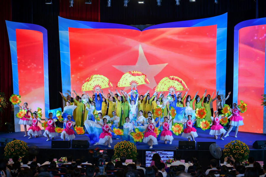 Văn nghệ chào mừng hội nghị do các thầy cô, học sinh ngành GD-ĐT Thủ đô biểu diễn. Văn nghệ chào mừng hội nghị do các thầy cô, học sinh ngành GD-ĐT Thủ đô biểu diễn.