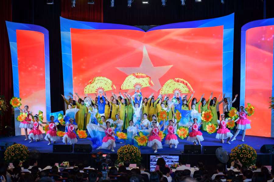 Văn nghệ chào mừng hội nghị do các thầy cô, học sinh ngành GD-ĐT Thủ đô biểu diễn.