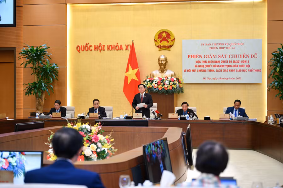 Chủ tịch Quốc hội Vương Đình Huệ phát biểu tại phiên họp.