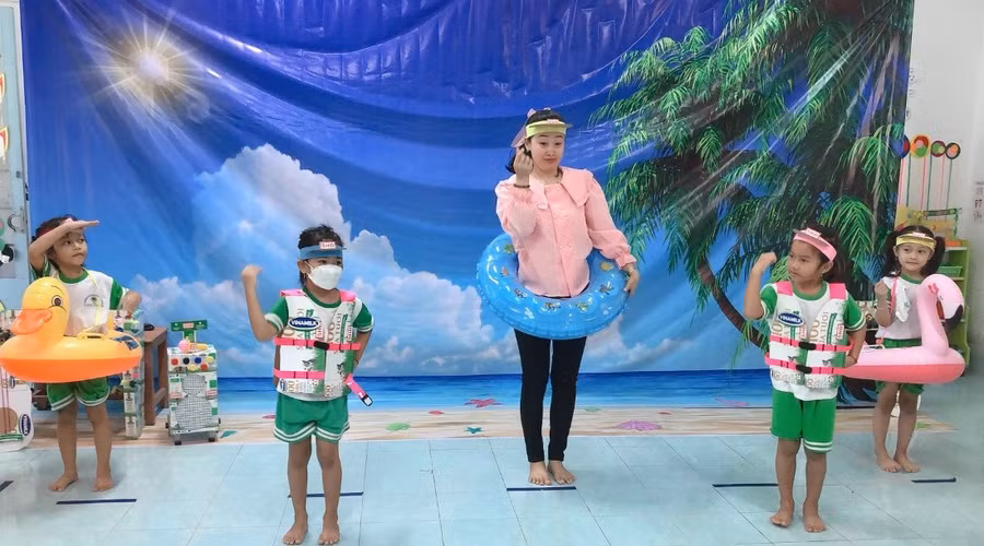 Cô giáo Lê Thị Thanh Tâm hướng dẫn hoạt động cho trẻ trong một giờ học.