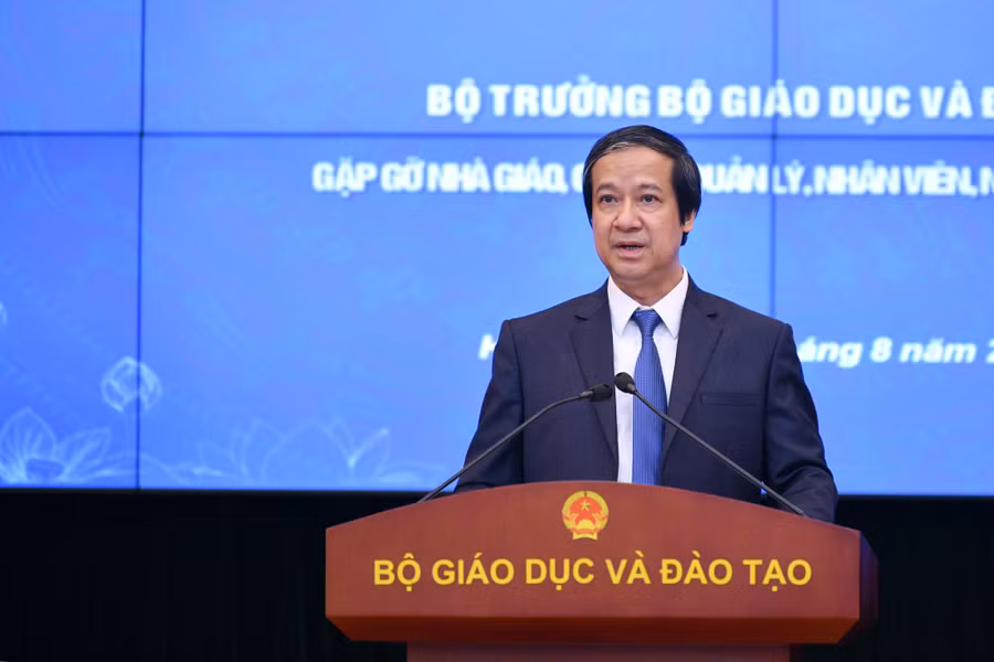 Bộ trưởng Bộ GD&ĐT Nguyễn Kim Sơn phát biểu kết luận tại buổi gặp gỡ giáo viên, cán bộ quản lý, nhân viên bậc mầm non, phổ thông, giáo dục thường xuyên sáng 15/8.