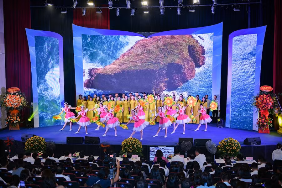 Văn nghệ chào mừng hội nghị do các thầy cô, học sinh ngành GD-ĐT Thủ đô biểu diễn.