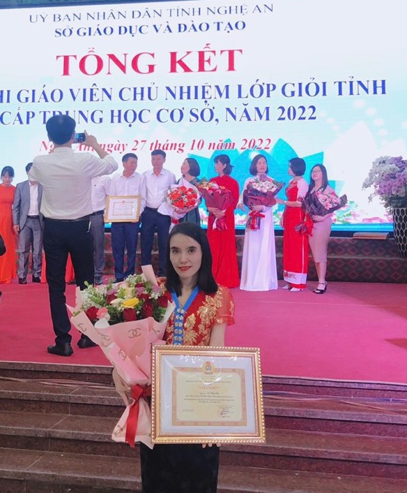 Cô Vi Thị Ỏn đạt danh hiệu giáo viên chủ nhiệm lớp giỏi cấp tỉnh năm học 2022-2023. Cô Vi Thị Ỏn đạt danh hiệu giáo viên chủ nhiệm lớp giỏi cấp tỉnh năm học 2022-2023.