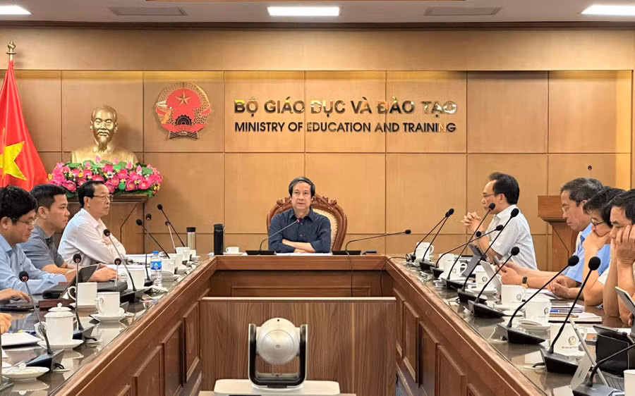 Bộ trưởng Bộ GD&ĐT Nguyễn Kim Sơn chủ trì cuộc họp.