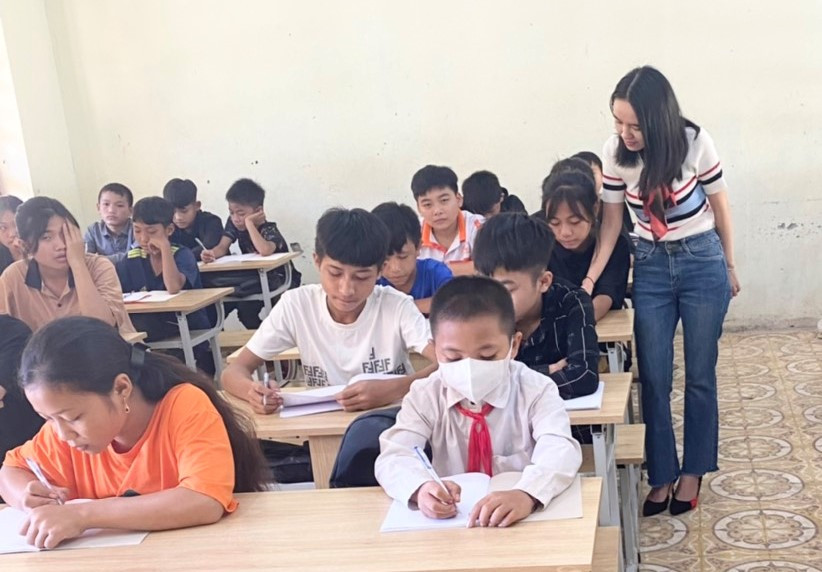 Khối 9 do cô Vi Thị Ỏn giảng dạy, học sinh đều đạt kết quả với môn Ngữ văn từ trung bình trở lên; trong đó có trên 40% khá, giỏi. Khối 9 do cô Vi Thị Ỏn giảng dạy, học sinh đều đạt kết quả với môn Ngữ văn từ trung bình trở lên; trong đó có trên 40% khá, giỏi.