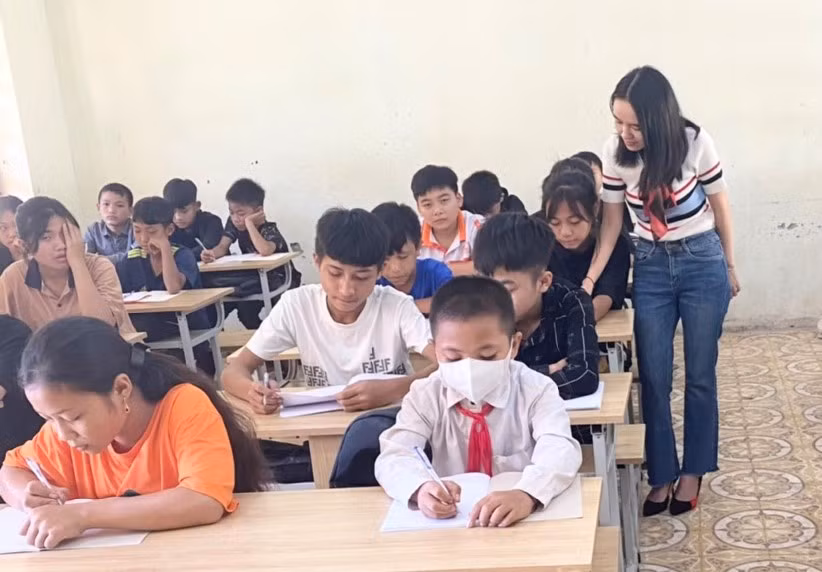 Khối 9 do cô Vi Thị Ỏn giảng dạy, học sinh đều đạt kết quả với môn Ngữ văn từ trung bình trở lên; trong đó có trên 40% khá, giỏi.