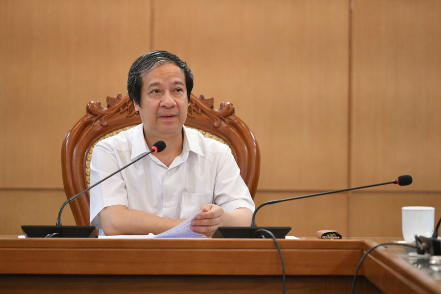 Bộ trưởng Nguyễn Kim Sơn phát biểu tại phiên họp.