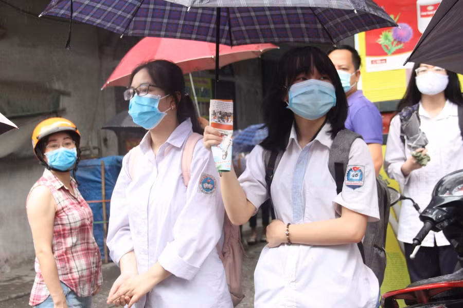 Thí sinh đợi người thân đến đón sau buổi thi sáng 13.6