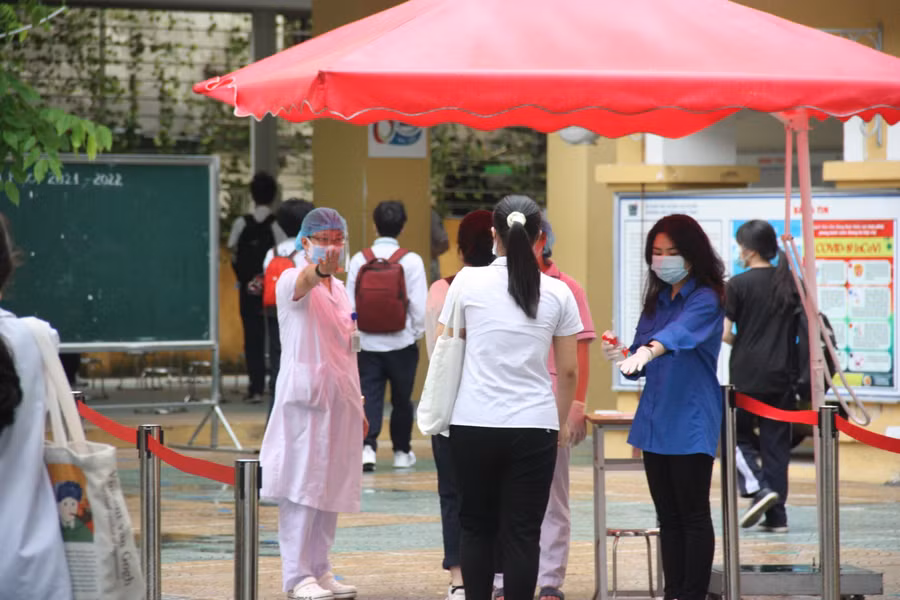 Thí sinh được đo nhiệt độ trước khi vào phòng thi.