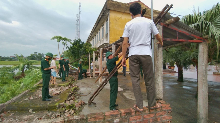 Bão số 2 gây thiệt hại khá nặng nề tại Trường Tiểu học - THCS An Vũ, Quỳnh Phụ, Thái Bình. Ảnh: Ban Chỉ huy Quân sự huyện Quỳnh Phụ huy động cán bộ, nhân viên phối hợp cùng lực lượng tại chỗ khắc phục hậu quả bão số 2 tại Trường Tiểu học - THCS An Vũ.