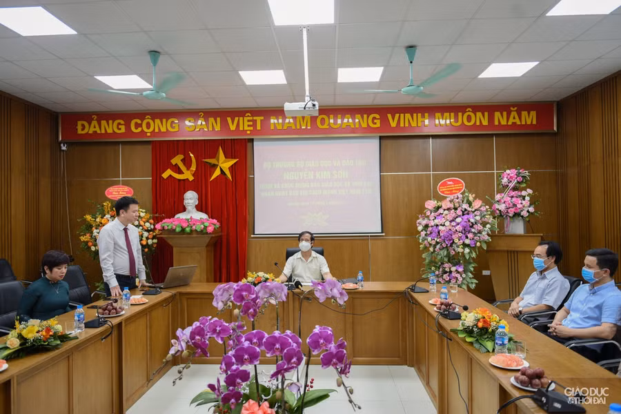 Bộ trưởng Nguyễn Kim Sơn, Thứ trưởng Hoàng Minh Sơn và đoàn công tác đến thăm và chúc mừng báo Giáo dục và Thời đại nhân kỷ niệm 96 năm Ngày Báo chí cách mạng Việt Nam.