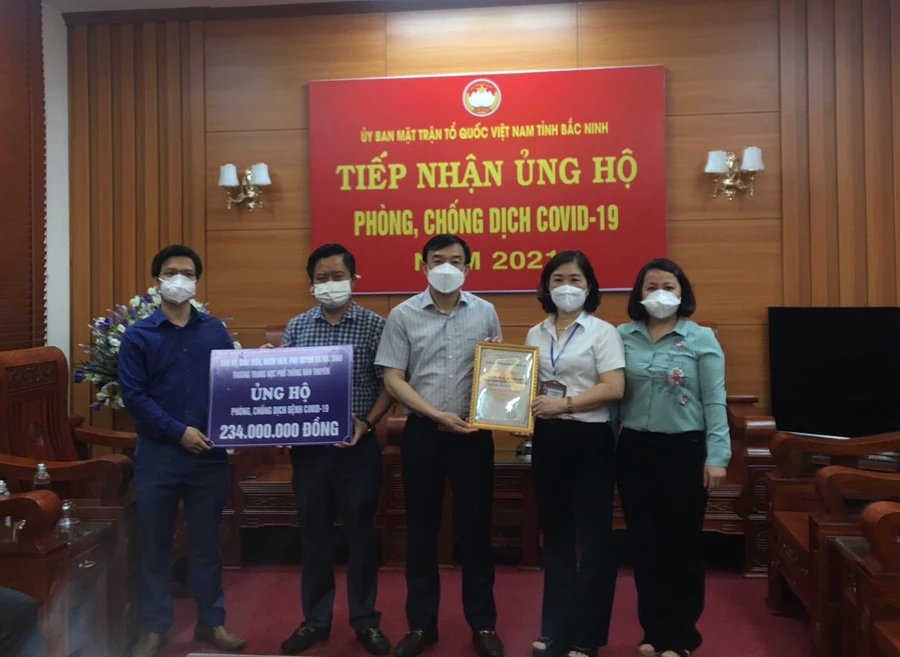 Trường THPT Thuyên trao ủng hộ quỹ phòng chống dịch Covid-19 qua Ủy ban Mặt trận Tổ quốc Việt Nam tỉnh Bắc Ninh.