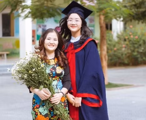 Trần Diệu Linh, học sinh lớp 9A7 trường THCS Nam Từ Liêm và cô giáo.