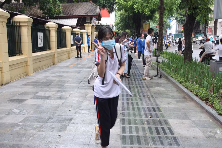 Thí sinh này tâm thế rất thoải mái, tự tin khi đến trường thi.