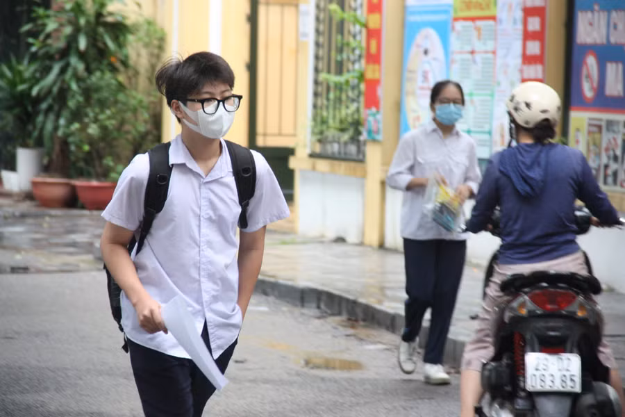 Thí sinh đến trường thi sáng 13/6.