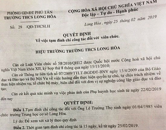 Sáng 25/2, Trường THCS Long Hòa (huyện Phú Tân, An Giang) đã chính thức có quyết định đình chỉ công tác thầy Lê Trường Thọ Sáng 25/2, Trường THCS Long Hòa (huyện Phú Tân, An Giang) đã chính thức có quyết định đình chỉ công tác thầy Lê Trường Thọ