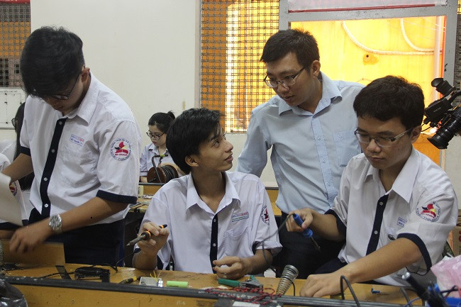 Thầy giáo Huỳnh Kiều Viết Lãm và học trò trong phòng thực hành