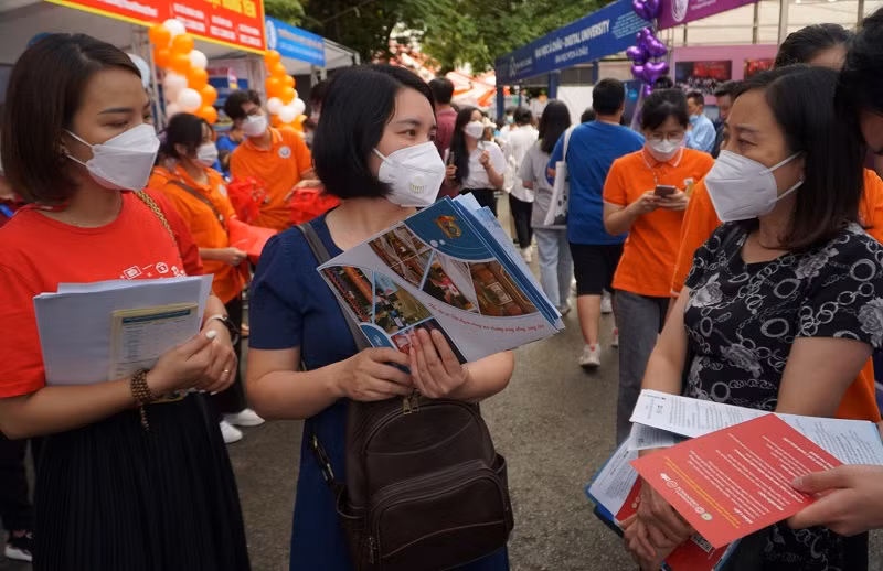 Phụ huynh, học sinh tham gia ngày hội tư vấn tuyển sinh năm 2022 tại Hà Nội. Ảnh: Minh Phong