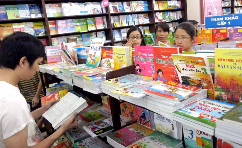 Học sinh lựa chọn sách. Ảnh minh họa