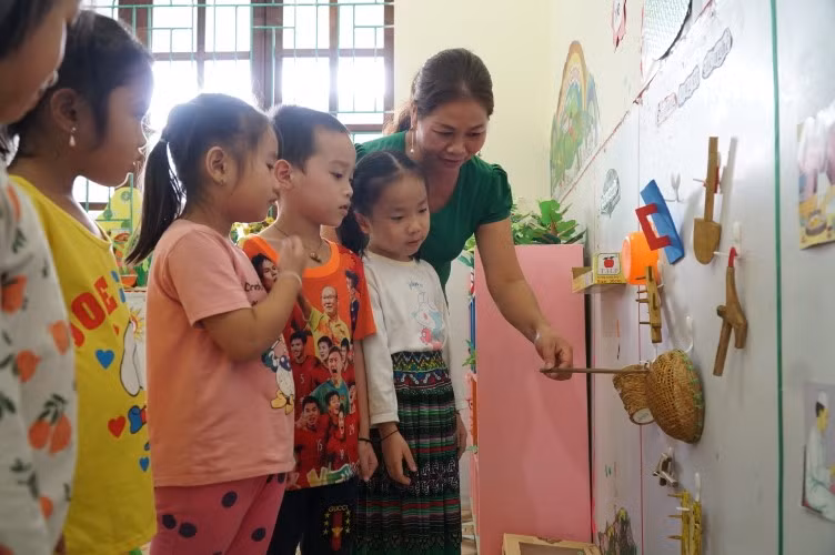 Cô giáo dạy tiếng Việt cho trẻ DTTS qua hình ảnh, vật dụng quen thuộc.