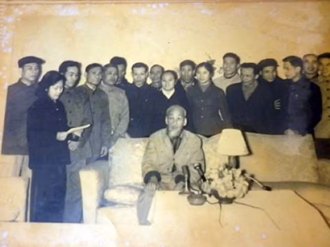 Nghệ sĩ Trần Thị Tuyết trong 1 lần ngâm thơ cho Bác Hồ nghe. Ảnh: Tư liệu	