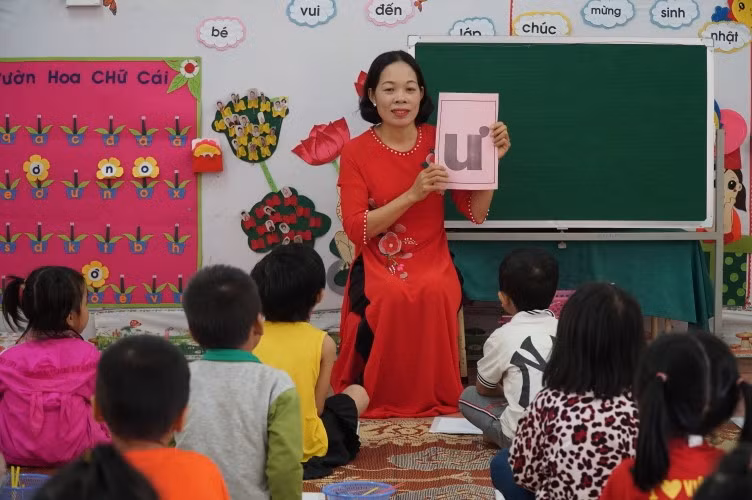 Giờ học nhận biết con số, chữ cái tại Trường Mầm non Yên Khê, huyện Con Cuông, Nghệ An.