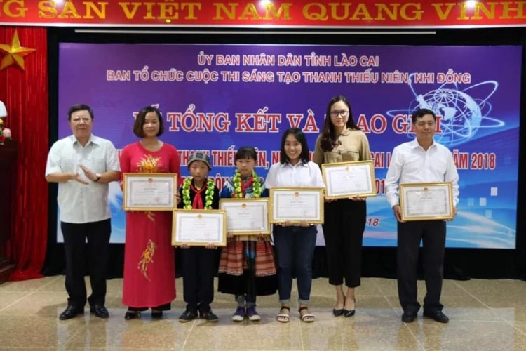 Cô Hoàng Thị Thủy (thứ 2 từ trái sang) có nhiều công trong hướng dẫn HS NCKH. Ảnh: NTCC