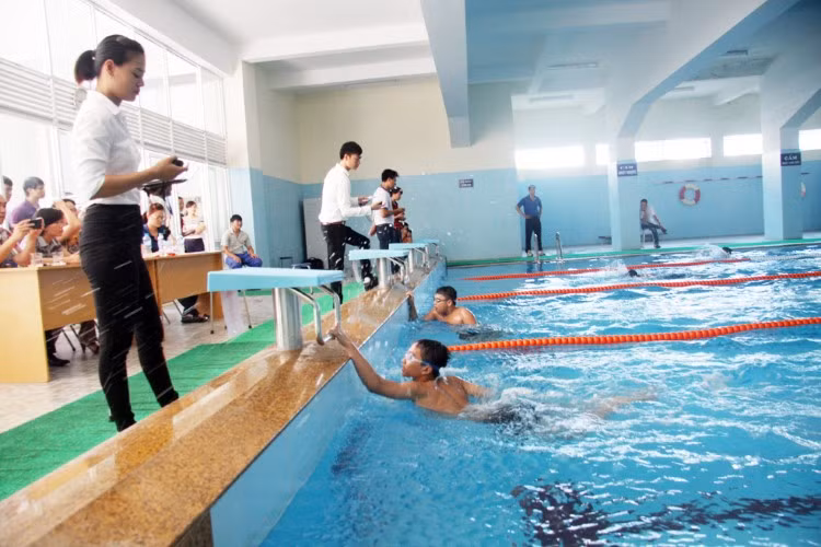 Học sinh Trường THCS Cầu Giấy (Cầu Giấy – Hà Nội) trong giờ thực hành bơi. Ảnh: Nguyễn Lâm