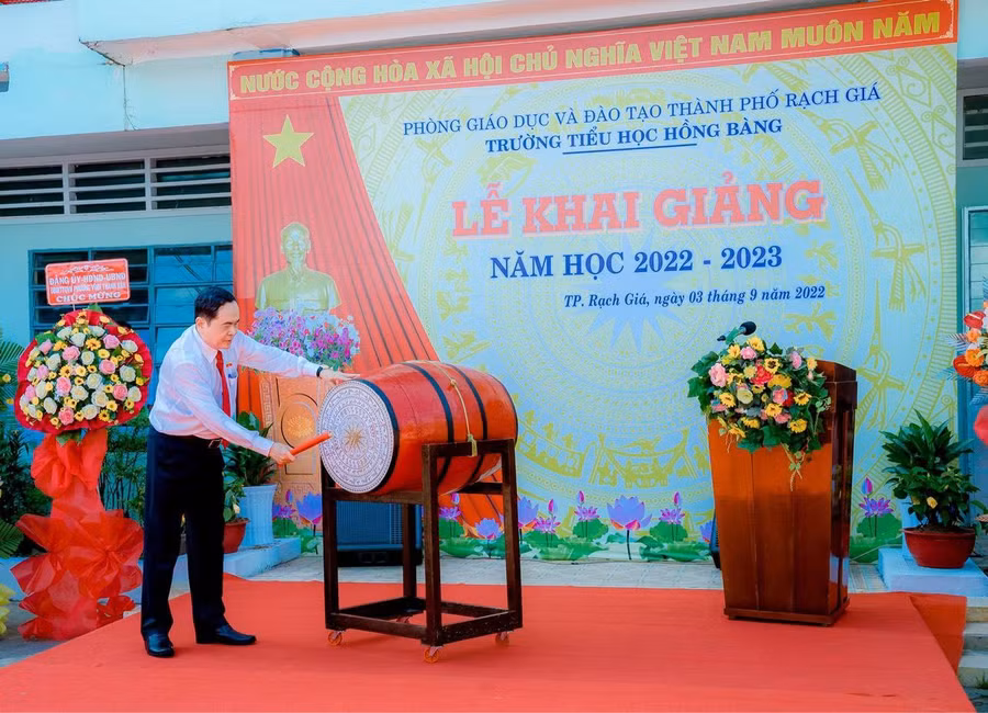 Ông Trần Thanh Mẫn, Phó Chủ tịch Thường trực Quốc hội đánh trống khai giảng năm học mới tại Trường Tiểu học Hồng Bàng.