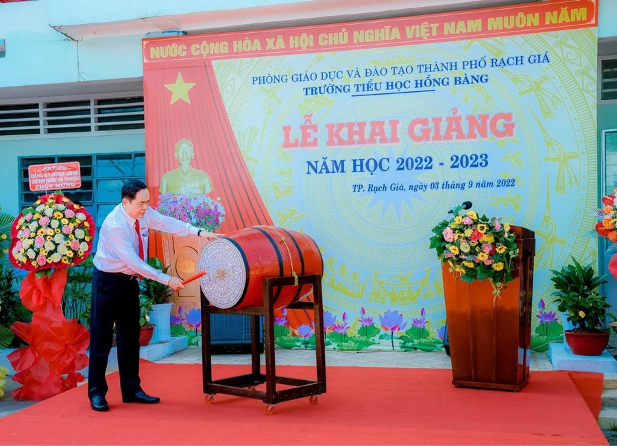 Ông Trần Thanh Mẫn, Phó Chủ tịch Thường trực Quốc hội đánh trống khai giảng năm học mới tại Trường Tiểu học Hồng Bàng.