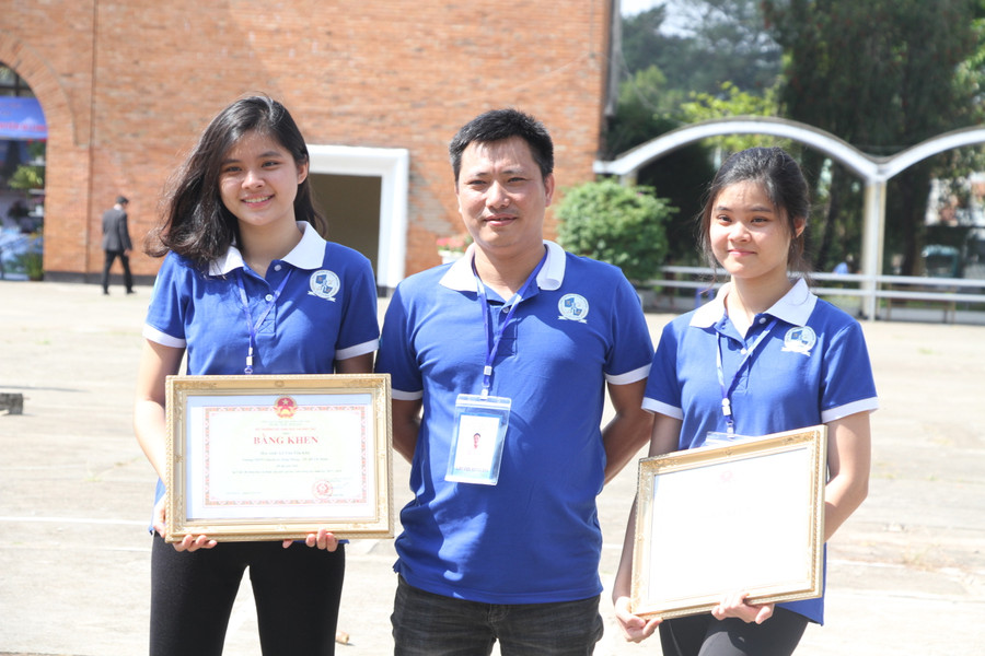 Hai chị em sinh đôi Lê Vân Yên Khê và Lê Vân Yên Khanh (Trường THPT chuyên Lê Hồng Phong) và thầy hướng dẫn nhận giải Nhất Cuộc thi KHKT cấp quốc gia học sinh trung học khu vực phía Nam.