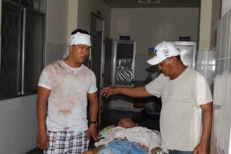 Hon chien gianh dat, 7 nguoi ho hang nhap vien - Anh 1