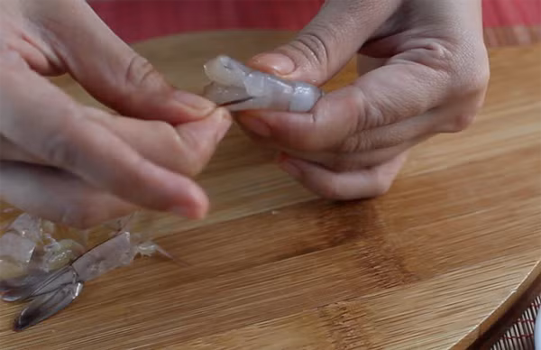 Cách rút chỉ tôm
