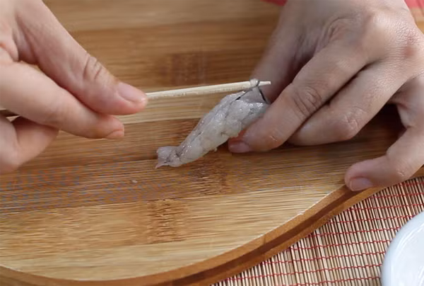 3 cách lột vỏ và rút chỉ tôm thật dễ dàng nhất