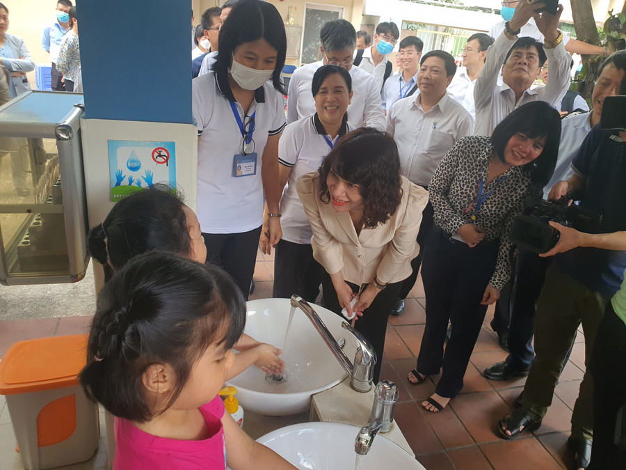 Thứ trưởng Bộ Y tế Nguyễn Thị Liên Hương kiểm tra phòng chống dịch tay chân miệng tại Trường mầm non Thành phố. Ảnh: H.L Thứ trưởng Bộ Y tế Nguyễn Thị Liên Hương kiểm tra phòng chống dịch tay chân miệng tại Trường mầm non Thành phố. Ảnh: H.L